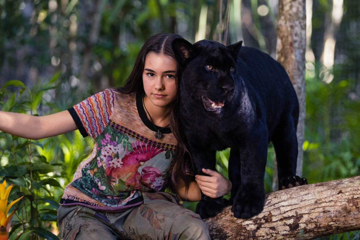 Foto Ella a černý jaguár