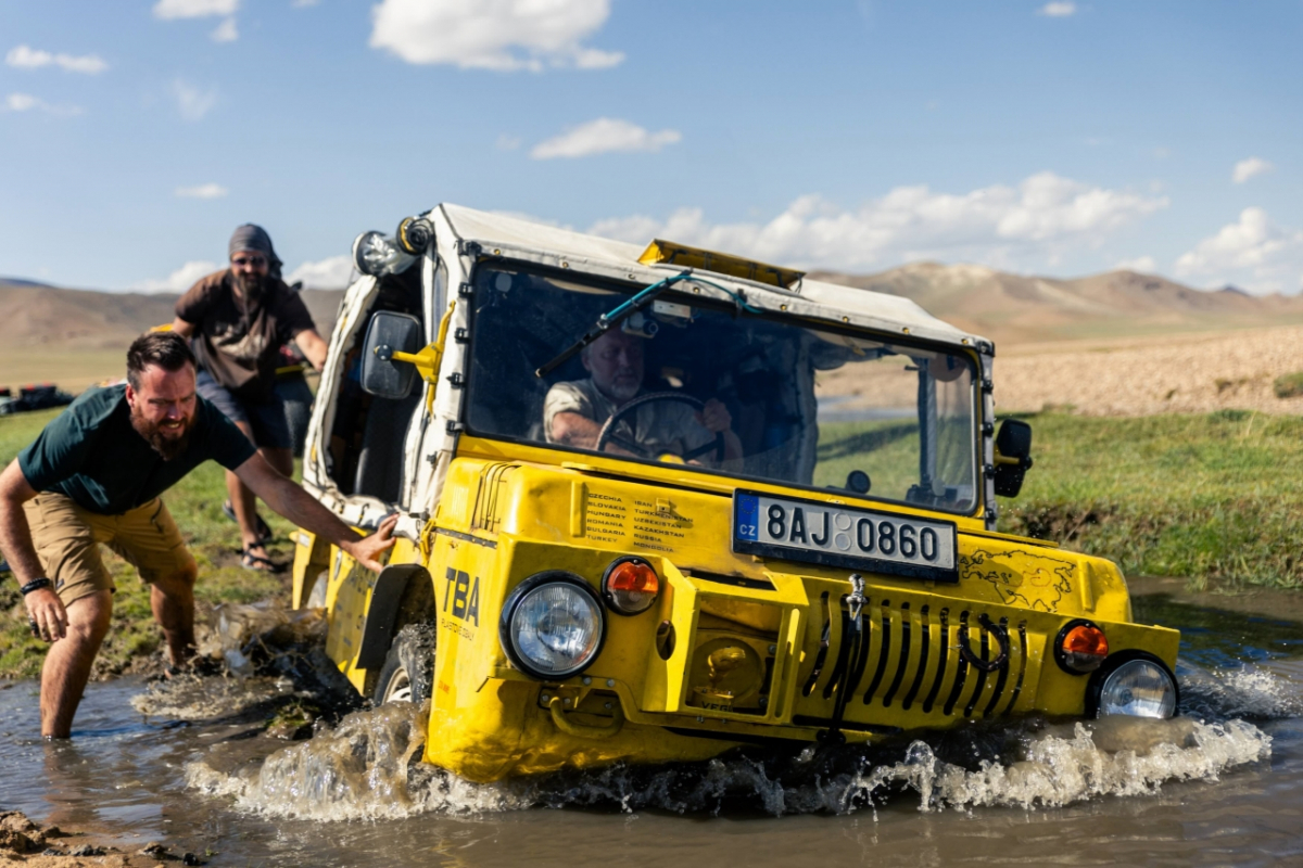 Foto Žlutou žábou do země modrého nebe