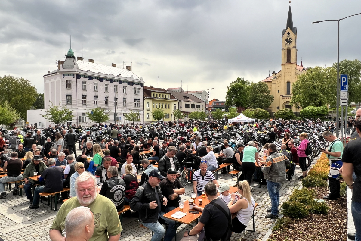 Foto 17.  Setkání motorkářů s požehnáním na cestu 