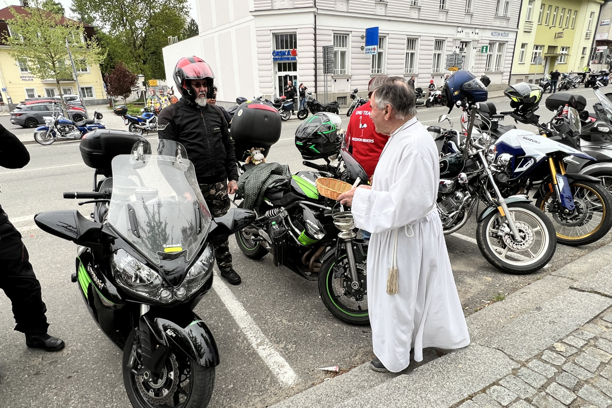 Foto 17.  Setkání motorkářů s požehnáním na cestu 