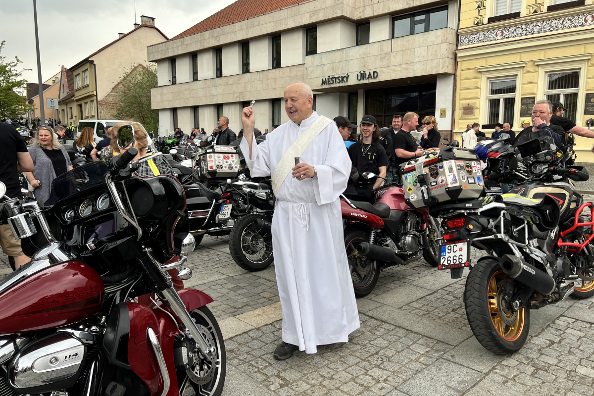 Foto 17.  Setkání motorkářů s požehnáním na cestu 